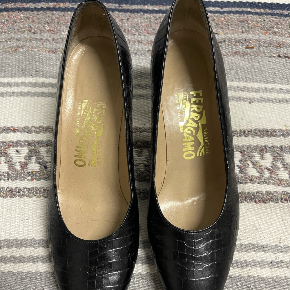 Salvatore Ferragamo Vintage Black pump leather print 7 1/2